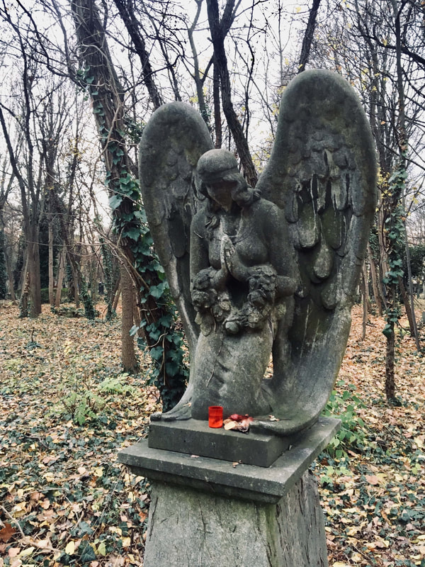 angel-tombstone-budapest-cemetery