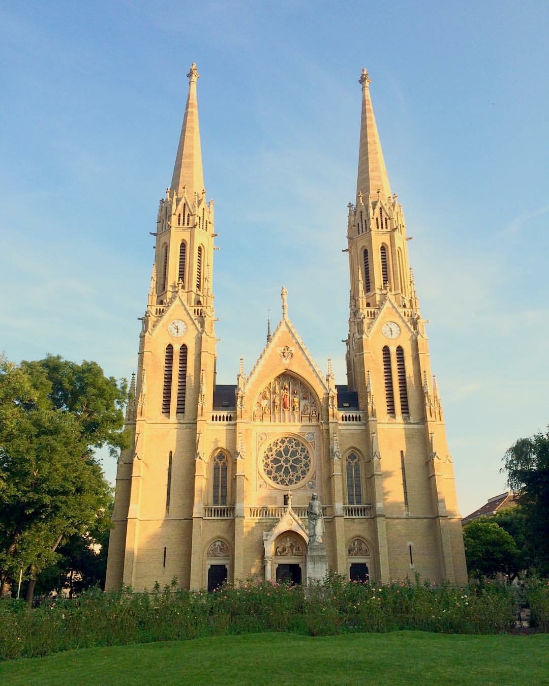 pretty-church-budapest
