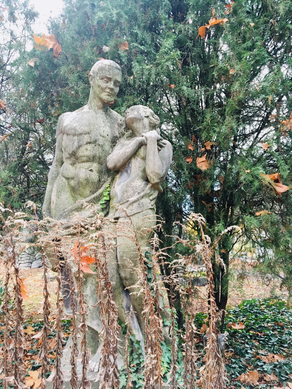 fiúmei-cemetery-couple-statue-budapest
