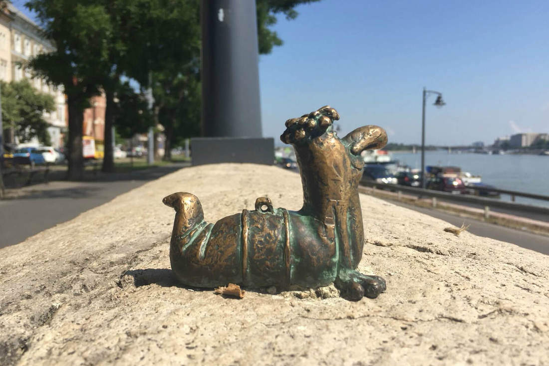 miniature-worm-statue-budapest